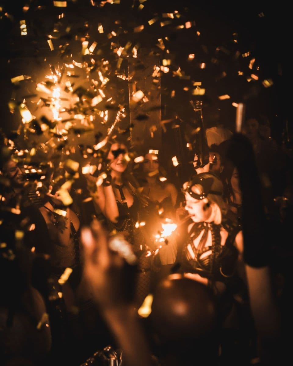 Stylish cocktail bar in Carnaby area ideal for pre-drinks before Cirque Le Soir