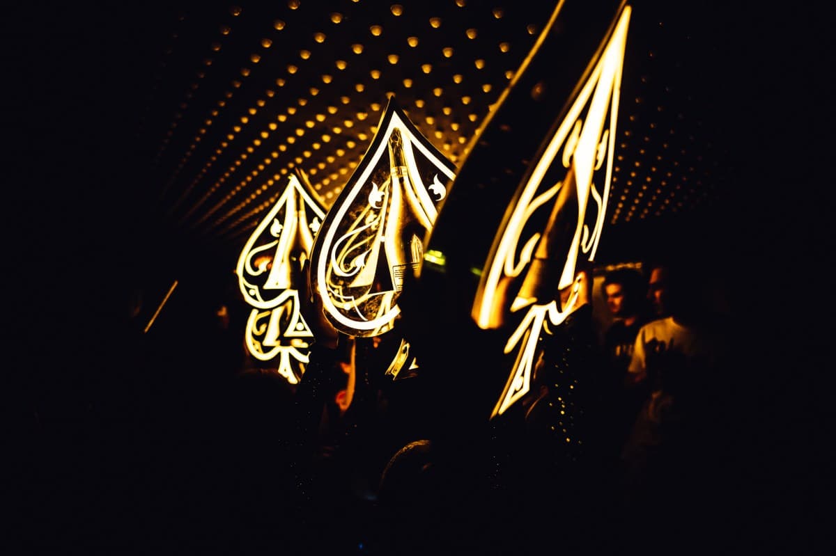 London nightlife scene showcasing top Mayfair nightclubs