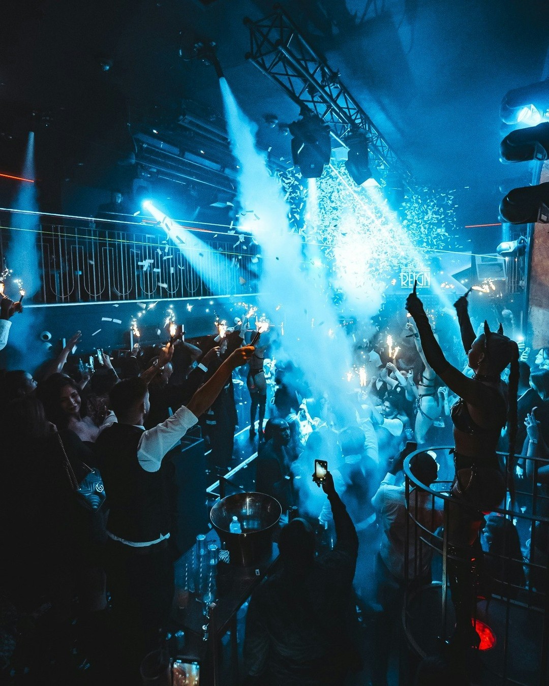 Reign London stage and tables.