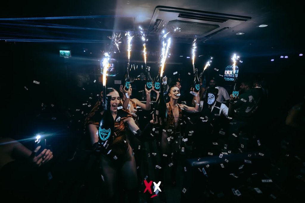 Luxx club champagne show.